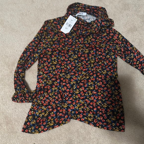 Long sleeve flowered blouse from Suzy Shier. - Picture 1 of 3